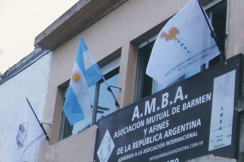 Fachada de la sede de A.M.B.A. en Av. Juan de Garay 1927, con la bandera argentina y el escudo de A.M.B.A.